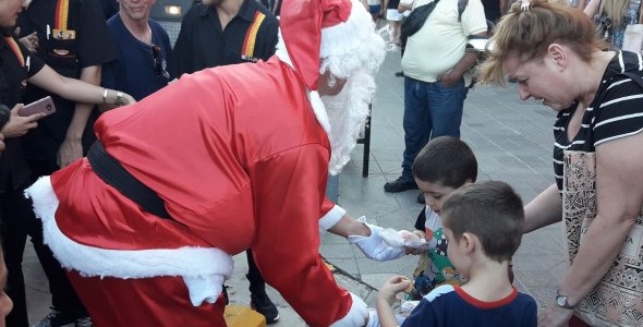 Papa Noel recorrió el centro con los bomberos