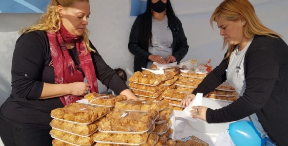 Realizaron 700 pastelitos para repartir el 25 de Mayo