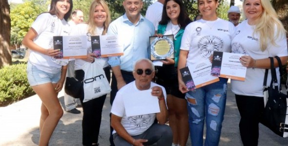 RECONOCIMOS A LOS PELUQUEROS SOLIDARIOS DE CARLOS PAZ