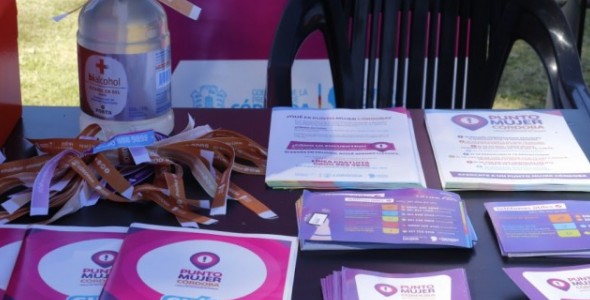 Entrega de materiales kit verano del programa Punto Mujer