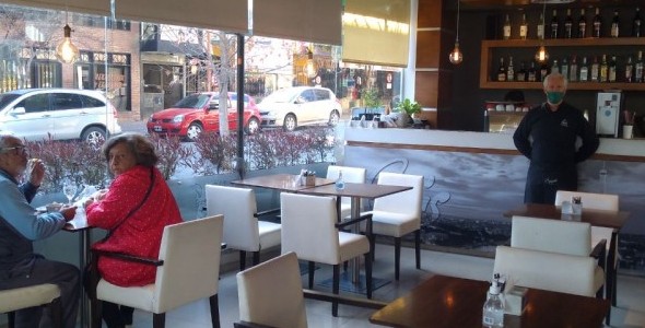 Comenzó la apertura de bares y restaurantes en la ciudad