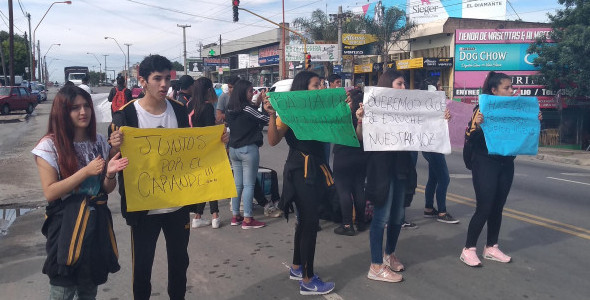Alumnos del IPEM 190 Carande Carro exigen mejoras edilicias