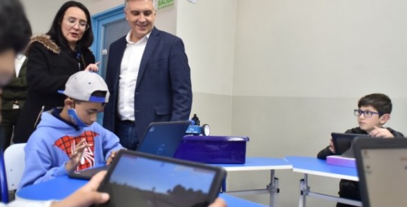 En las escuelas municipales de Córdoba se enseña robótica