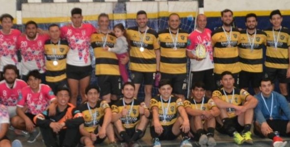 Encuentro de handball masculino en el Club Sarmiento 