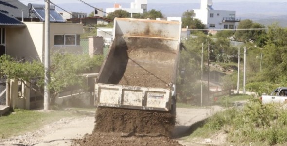 Continúan reparando las calles de tierra tras la tormenta 