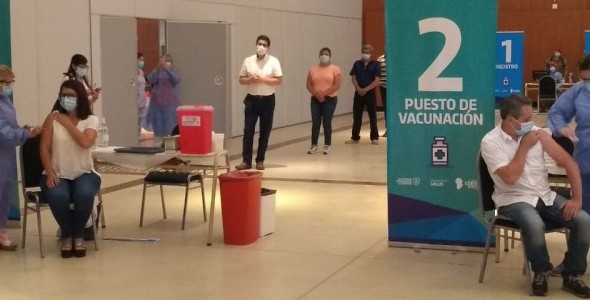 Comenzó la vacunación contra el COVID-19 en todo el país