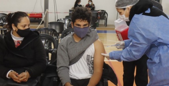 Comenzó la vacunación contra el COVID-19 en menores de 18 años con comorbilidades