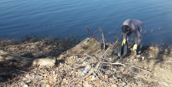 Vecino comenzó a limpiar la costa del lago