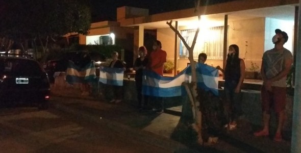 Vecinos del barrio Sol y Lago cumplieron 200 noches aplaudiendo a los médicos