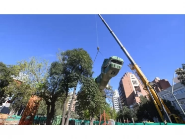 En el Parque de las Tejas ya se instala un dinosaurio gigante